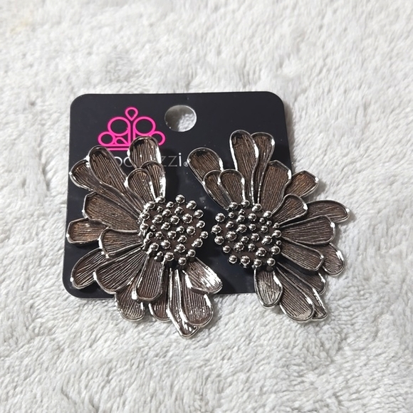 paparazzi Jewelry - #329 NWT Paparazzi Farmstead Meadow - Silver Post Earrings